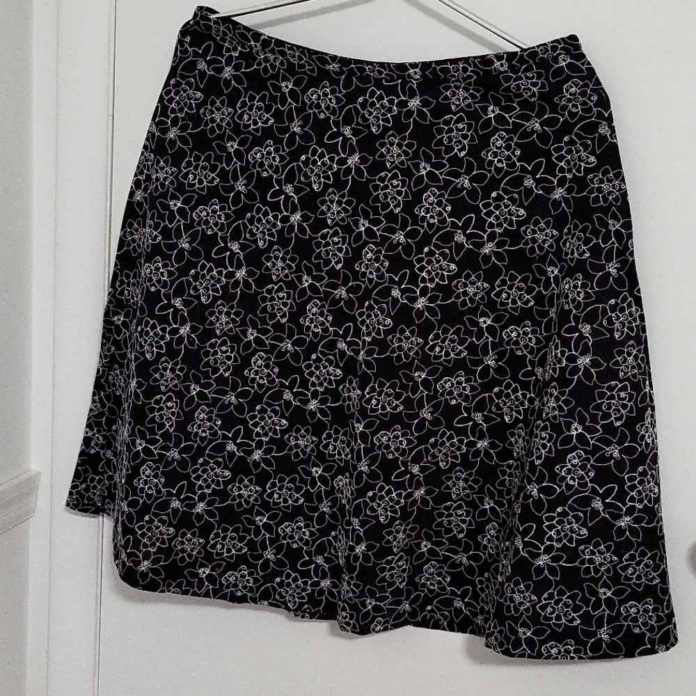 Nine & Co.Embroidered Skirt.100% Cotton.Size 8. Excellent condition. Black/white
